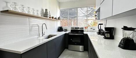 Refrigerador, microondas, horno y parrilla de estufa