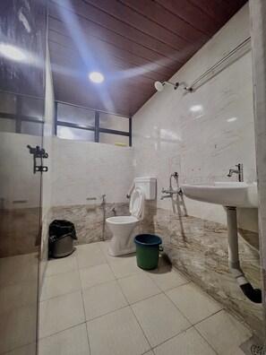 Comfort vierpersoonskamer | Badkamer | Een douche, gratis toiletartikelen, handdoeken, zeep