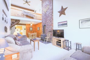 Televisión, reproductor de DVD, futbolito, mesa de ping pong