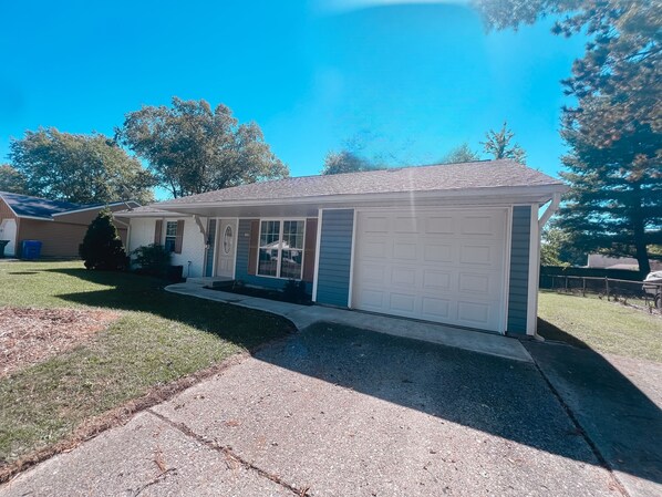 Exterior - Adorable Home Close to Everything!  (Kokomo)