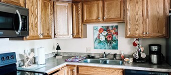 Adorable Home Close to Everything! 