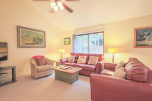 TV, DVD player, table football, ping pong - Official Seasons RMC Condo 02F - 1 bedroom + loft - sleeps 8 - No Fees (Bartlett)