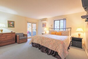 1 bedroom, travel cot, Internet, bed sheets - Official Seasons RMC Condo 02F - 1 bedroom + loft - sleeps 8 - No Fees (Bartlett)