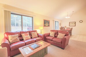 TV, DVD player, table football, ping pong - Official Seasons RMC Condo 02F - 1 bedroom + loft - sleeps 8 - No Fees (Bartlett)