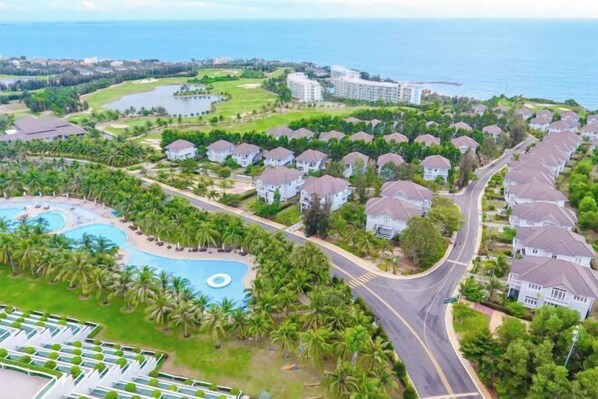 A resort with a swimming pool, villas, and a golf course. - Sea Links Beach Villa (Phan Thiet)