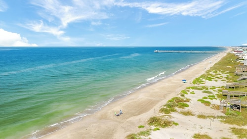 Twisted Oaks Inn 4 miles to Holden Beach-Relaxing getaway w/large screened porch