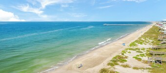 Twisted Oaks Inn 4 miles to Holden Beach-Relaxing getaway w/large screened porch