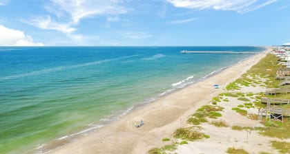 Twisted Oaks Inn 4 miles to Holden Beach-Relaxing getaway w/large screened porch