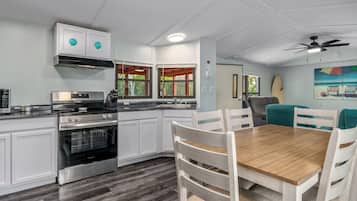 ثلاجة، ميكروويف، فرن، موقد طهي مسطح