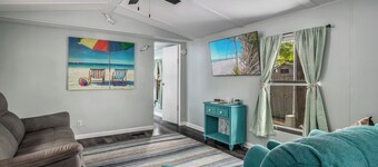 Twisted Oaks Inn 4 miles to Holden Beach-Relaxing getaway w/large screened porch