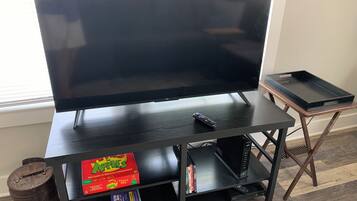 Hiustenkuivaaja, pyyhkeet, saippua, vessapaperi