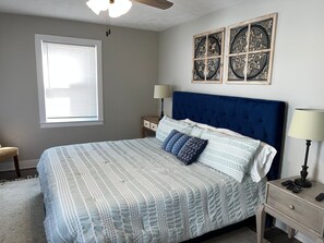 3 bedrooms, desk, iron/ironing board, travel cot - Charming renovated 3-bedroom house walking distance to downtown Elizabethtown. (Elizabethtown)