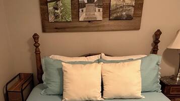 3 makuuhuonetta, työpöytä, silitysrauta/-lauta, vauvan matkasänky