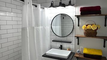 Sèche-cheveux, serviettes fournies, savon, papier toilette