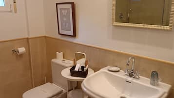 Een douche, een haardroger, handdoeken, zeep