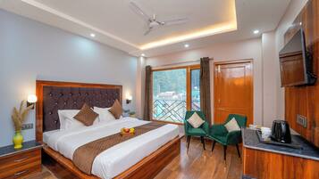Deluxe Room, Balcony, City View | Premium bedding, free WiFi, bed sheets