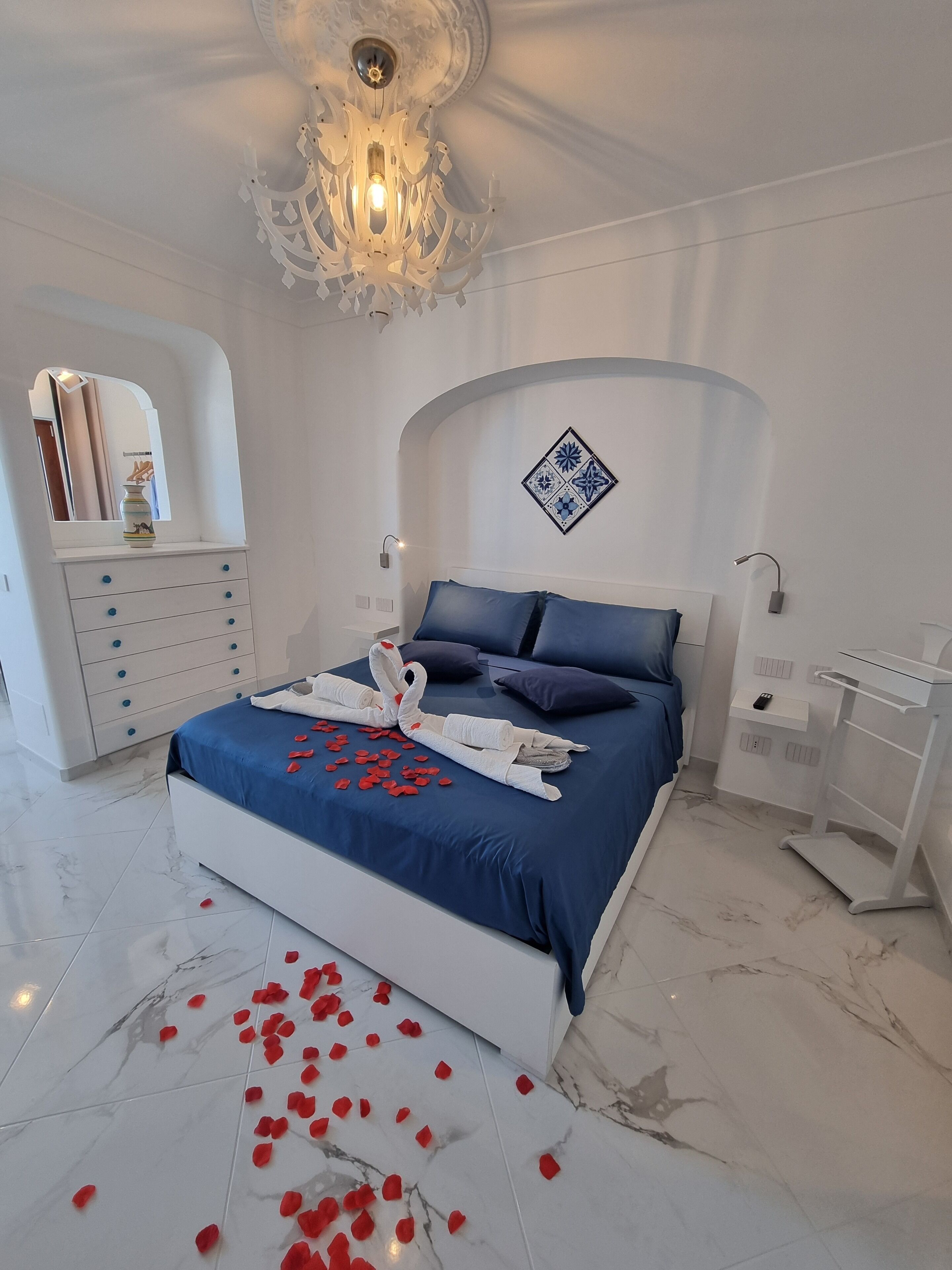 2 chambres, coffres-forts dans les chambres, bureau