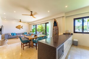 Deluxe Condo, 3 Bedrooms, Microwave, Canal View | Private kitchen | Full-size fridge, microwave, oven, stovetop