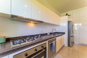 Condo Deluxe, 3 habitaciones, microondas, vista al canal | Cocina privada | Refrigerador con congelador, microondas, horno y parrilla de estufa