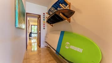 Lägenhet Deluxe - 3 sovrum - mikrovågsugn - utsikt mot kanalen | Vardagsrum | 70-tums smart-tv med digitalkanaler, Netflix och streamingtjänster