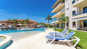 8 piscines extérieures, chaises longues