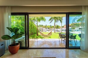 Condo Deluxe, 3 habitaciones, microondas, vista al canal | Vista desde la habitación