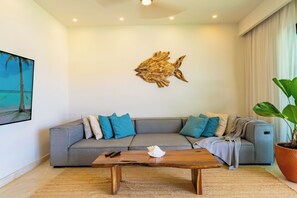 Condo Deluxe, 3 phòng ngủ, lò vi sóng, quang cảnh kênh | Khu phòng khách | Smart TV 70-inch có truyền hình kỹ thuật số, Netflix, dịch vụ stream 