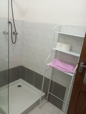 Serviettes fournies, savon, papier toilette