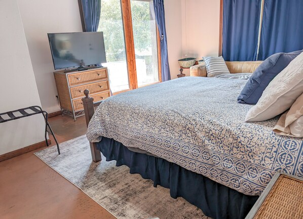 2 bedrooms, desk, iron/ironing board, travel crib