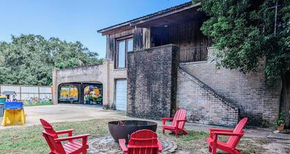Perfect Family Escape: Playground, Fire Pit, Games & Boat Parking Near Kemah!