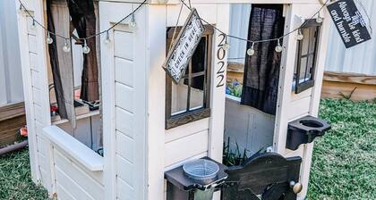 Perfect Family Escape: Playground, Fire Pit, Games & Boat Parking Near Kemah!