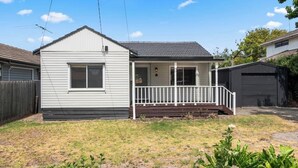 A single-story house with a front porch and a small deck. - Bonbeach Beauty: Relaxation Haven in Bonbeach! (Bonbeach)