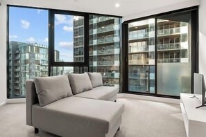 TV - Stunning City VIEWS! Walk to Crown / Yarra River (Southbank)
