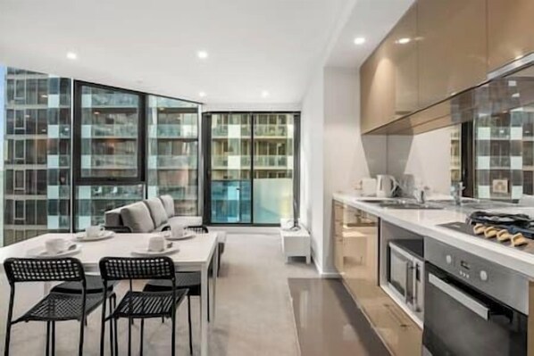 Fridge, microwave, oven, stovetop - Stunning City VIEWS! Walk to Crown / Yarra River (Southbank)