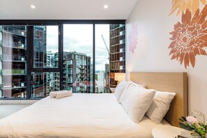 2 habitaciones, escritorio, tabla de planchar con plancha y wifi gratis 