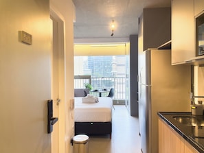 Studio | Private kitchen | Fridge, microwave, cookware/dishes/utensils - On Melo Alves R (São Paulo)