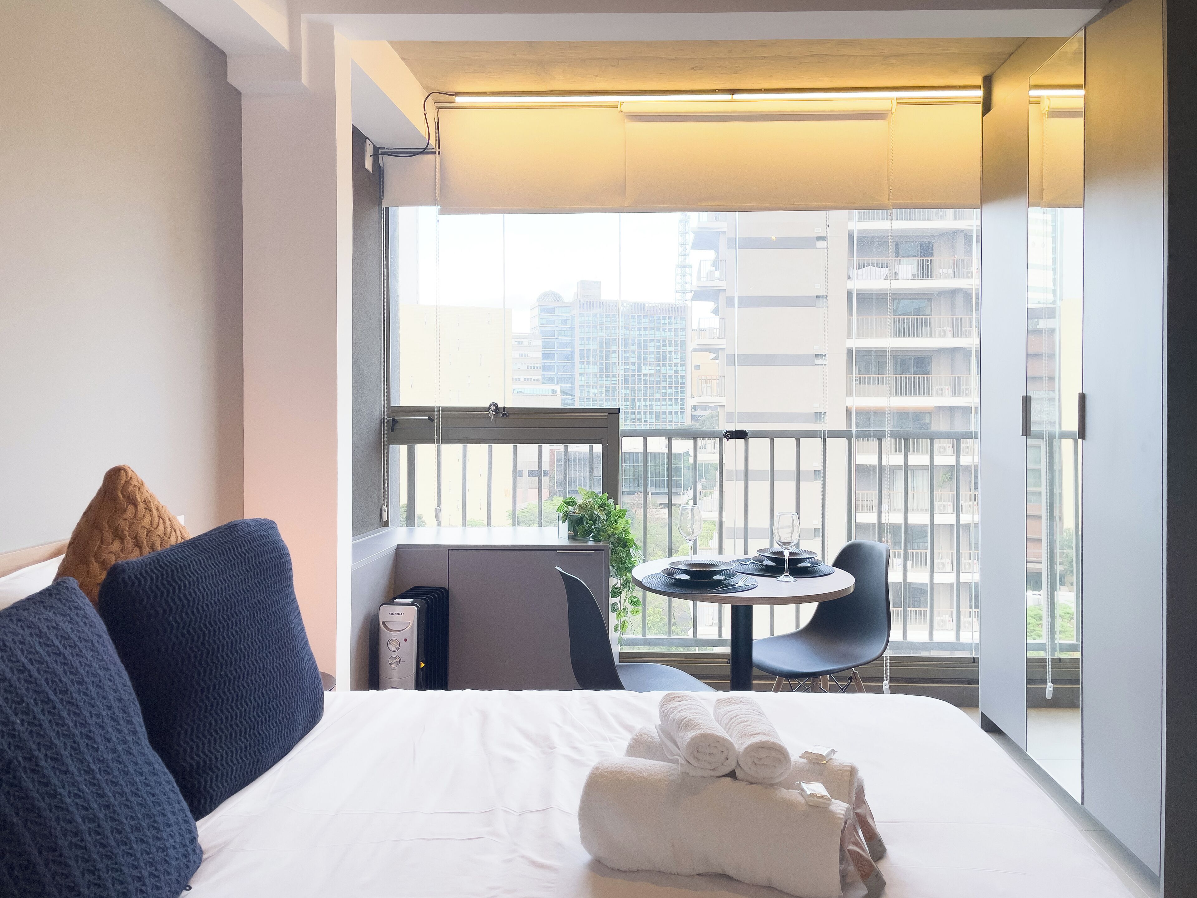 Studio | Màn/rèm cản sáng, bàn ủi/dụng cụ ủi quần áo, bộ trải giường 