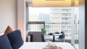 Cortinas blackout, tabla de planchar con plancha y ropa de cama