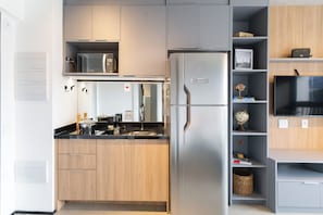 Refrigerador, microondas, utensilios de cocina