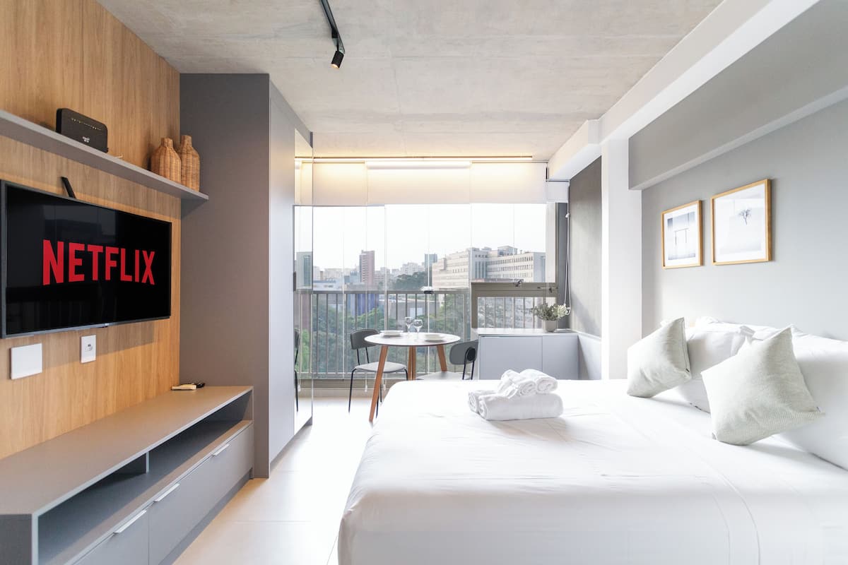 Studio | Verduisterende gordijnen, een strijkplank/strijkijzer, beddengoed