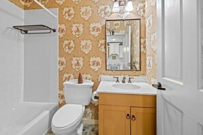 Un bagno con il water, un lavandino e una vasca da bagno.