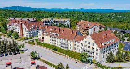 Beautifully renovated 2 bedroom condo in Stratton VT - walk to Village/Lifts!