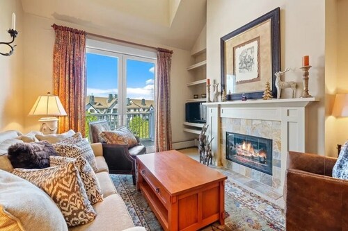 Beautifully renovated 2 bedroom condo in Stratton VT - walk to Village/Lifts!