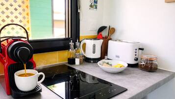 Een koelkast, een magnetron, een koffiezetapparaat/waterkoker