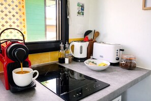 Kjøleskap, mikrobølgeovn, kaffetrakter/tekoker og vannkoker