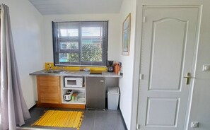 Kjøleskap, mikrobølgeovn, kaffetrakter/tekoker og vannkoker