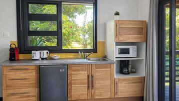 Fridge, microwave, coffee/tea maker, electric kettle