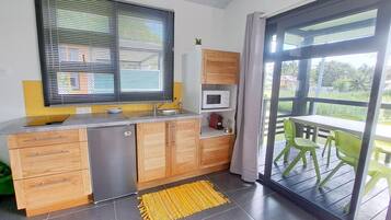 Kühlschrank, Mikrowelle, Wasserkocher mit Kaffee-/Teezubehör