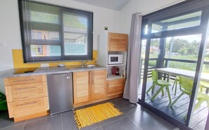 Fridge, microwave, coffee/tea maker, electric kettle