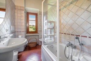 Douche, sèche-cheveux, bidet